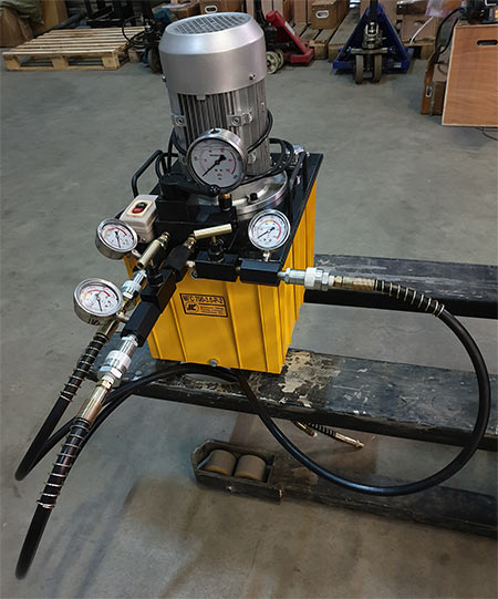 Маслостанция МГС 700-3.0-Р-2 (3 л/мин, 700бар, 380В) с кранами для регулировки расхода и манометрами