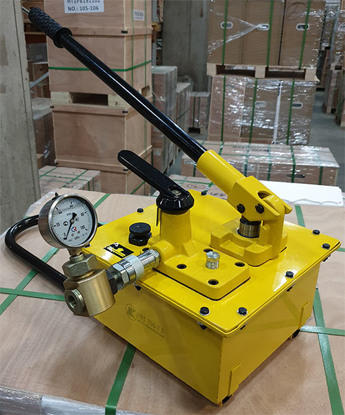 Насос гидравлический ручной НРГ 700-7.0 (700бар, 7.0л) с поворотным адаптером и манометром